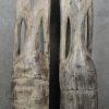 Twee gebeeldhouwde Indonesische houten beelden met gedreven messingen details.