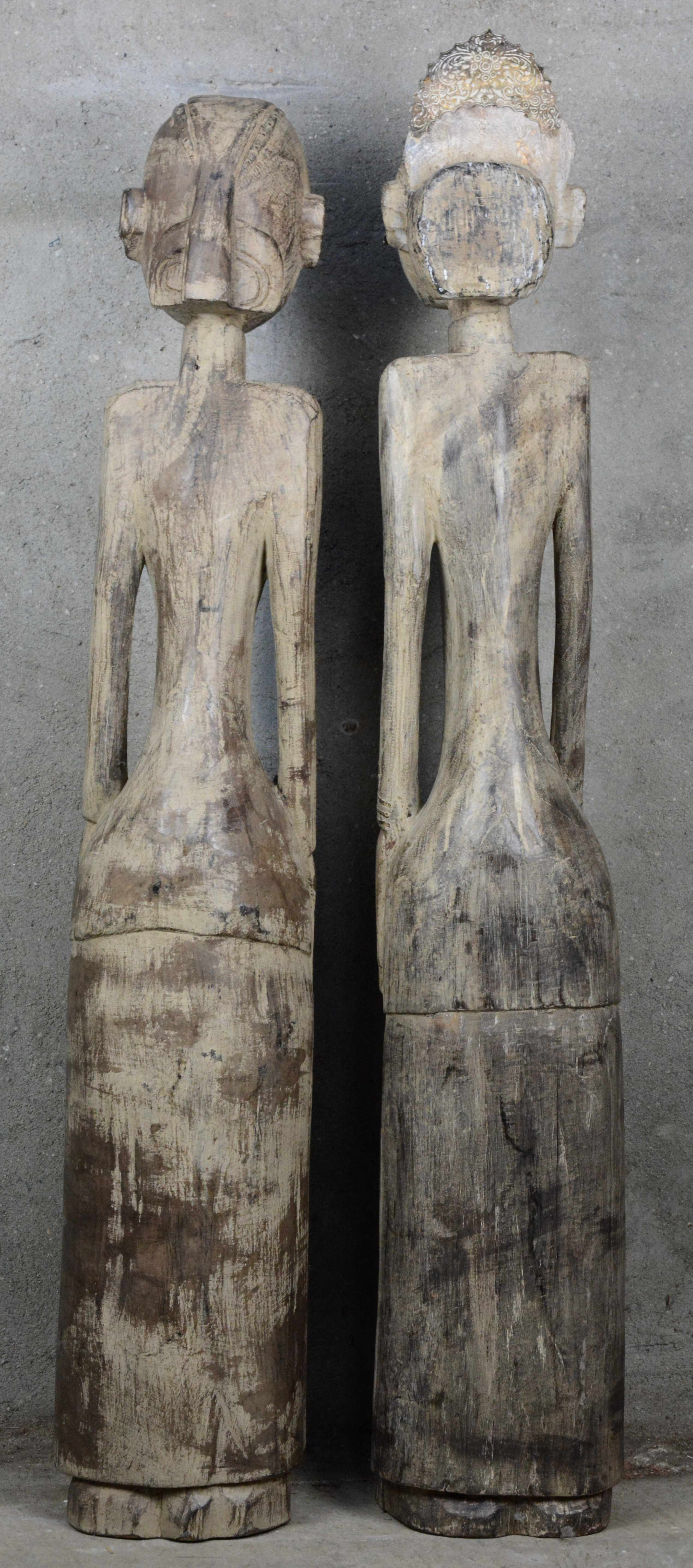 bijtend leeuwerik beneden Twee gebeeldhouwde Indonesische houten beelden met gedreven messingen  details. – Jordaens N.V. Veilinghuis