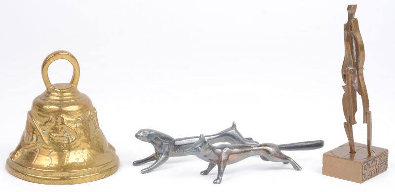 Een lotje metaal, bestaande uit een messingen bel, een modern bronzen beeldje en twee verzilverde beeldjes in de vorm van een haas en een vos.