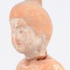 “Dame op paard”. Een terracotta beeld in de geest van de Tang-periode. Poten gerestaureerd.