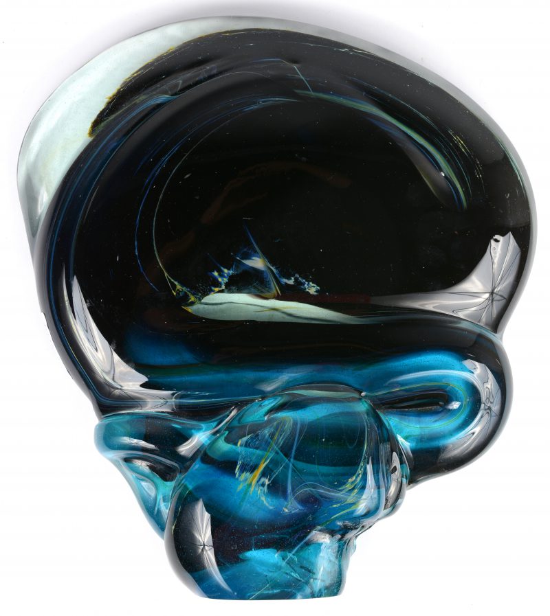 Een gekleurd Maltees glazen sierstuk. Onderaan gesigneerd.