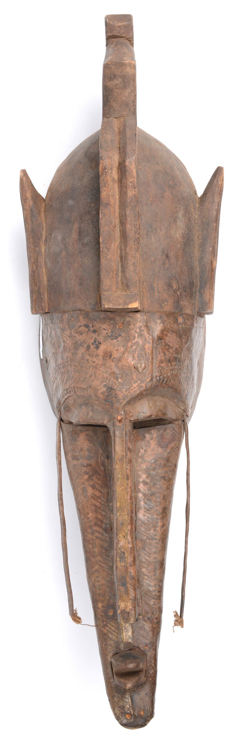 Een afrikaans houten masker, bekleed met koper.