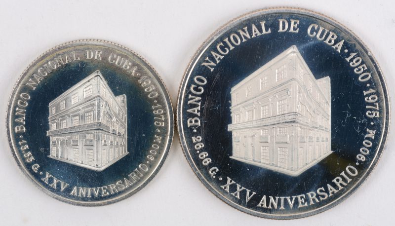 2 sterling zilveren munten “Moneda Commemorativa”.  Cuba 1975, 5 en 10 Pesos. In plastic.