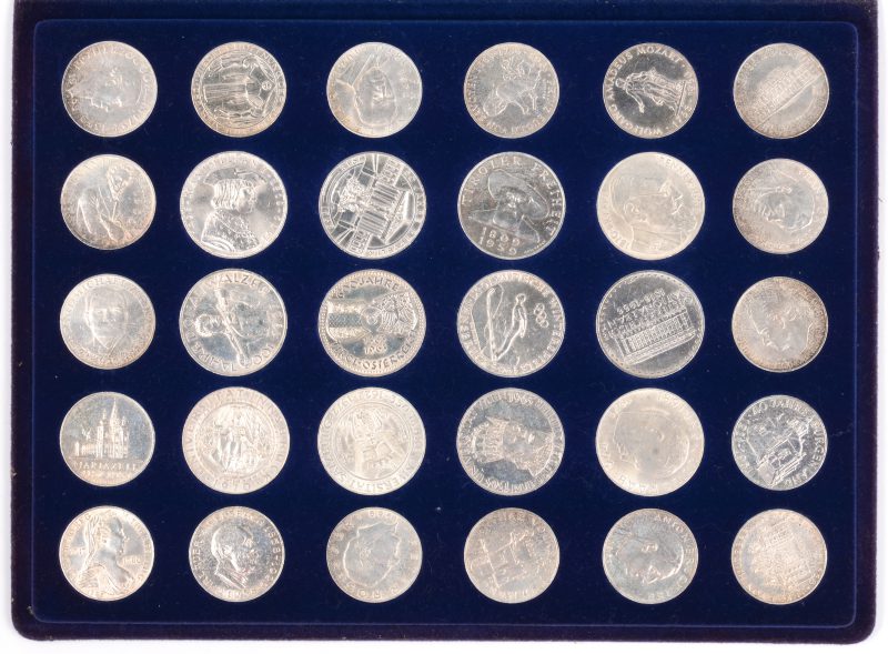 30 zilveren munten van 50 en 25 Schilling. Ag  900/1000. Oostenrijk, diverse jaren. In etui.