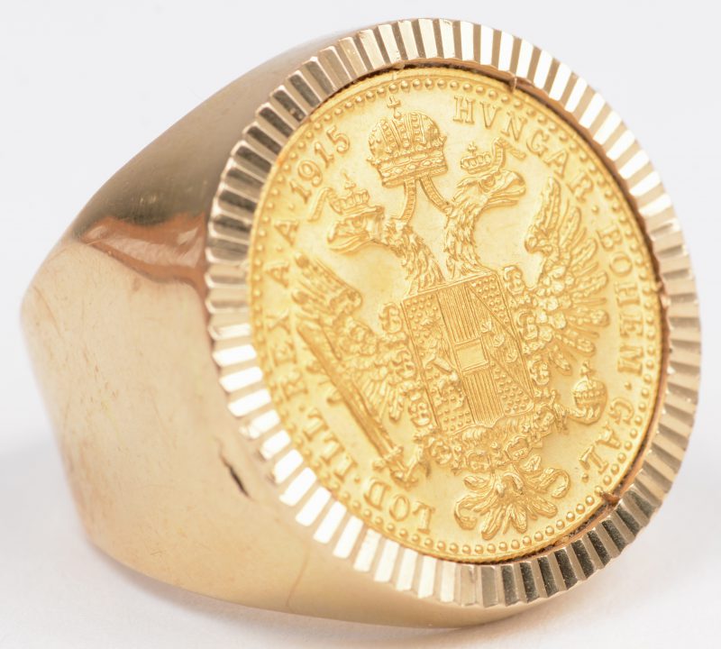 1 grote gouden herenring (18 K) met een gouden dukaat. Au 22 K. Oostenrijk-Hongarije, 1915, maar wellicht later geslagen.