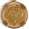 1 gouden armband met vijf diverse munten versierd (Albert I, Victoria, Wilhelmina, Victor-Emmanuel, Liberty).
