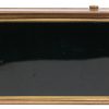 1 merkwaardige verzorgingsset van zwartgelakt metaal met vergulde motieven, waarin een horloge, een lipstickhouder, een poederdoos, een manicureset en naaigerief. Midden XXste eeuw.