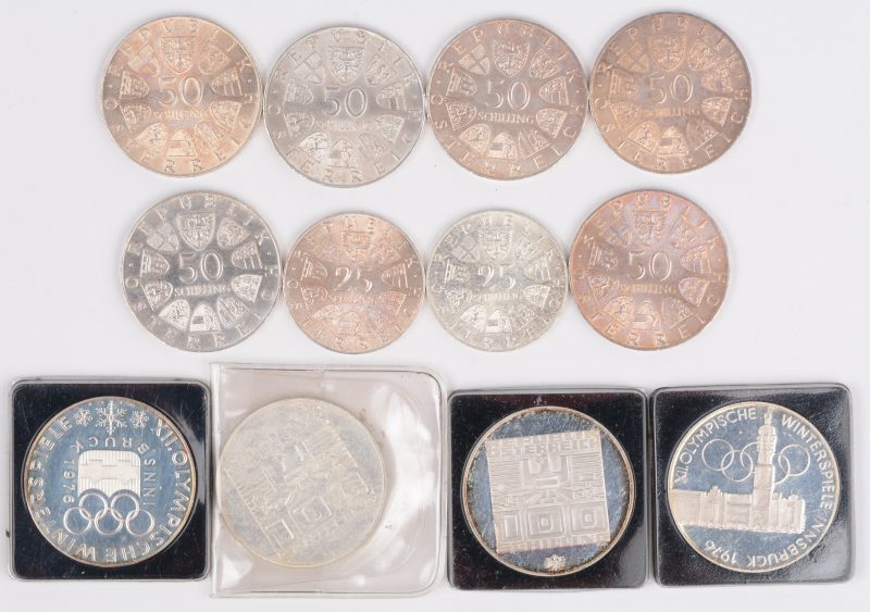 12 diverse zilveren munten van 100, 50 en 25 Schilling. Verschillende gehaltes. Oostenrijk, jaren zeventig. In etui.
