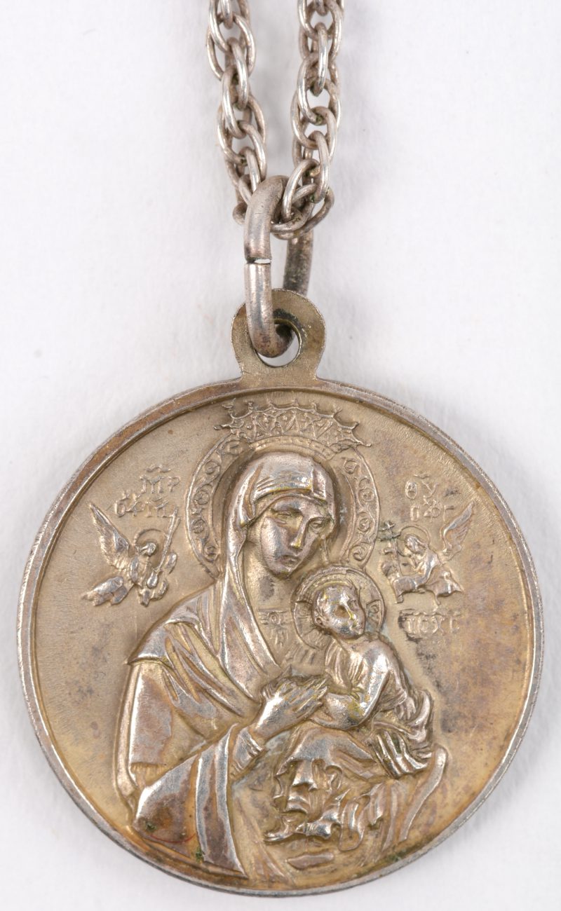 Een hanger met ketting van Sterling zilver met beeldenaar van Paus Johannes XXIII, verso: Moeder Gods van de Passie (Strasnaja). In een sletig envelopje “Blessed by the Holy Father”.