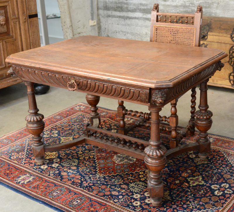Een tafel/ bureau in Mechelse renaissancestijl met bijhorende stoel met gecanneerde zit en rug.