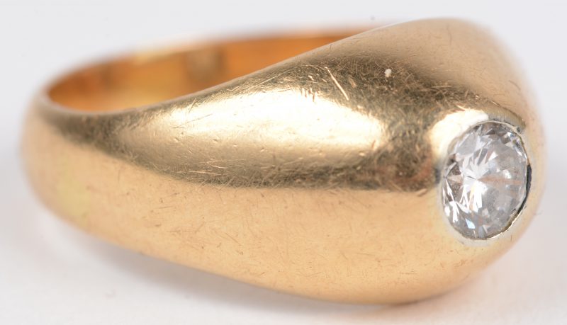Een geelgouden herenring 18 K bezet met een solitaire diamant van ca 0,40 ct.