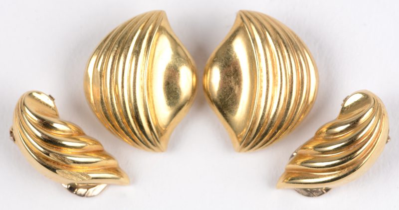 Twee paar oorbellen van geel goud 18 K. Knijpers met bladmotief.