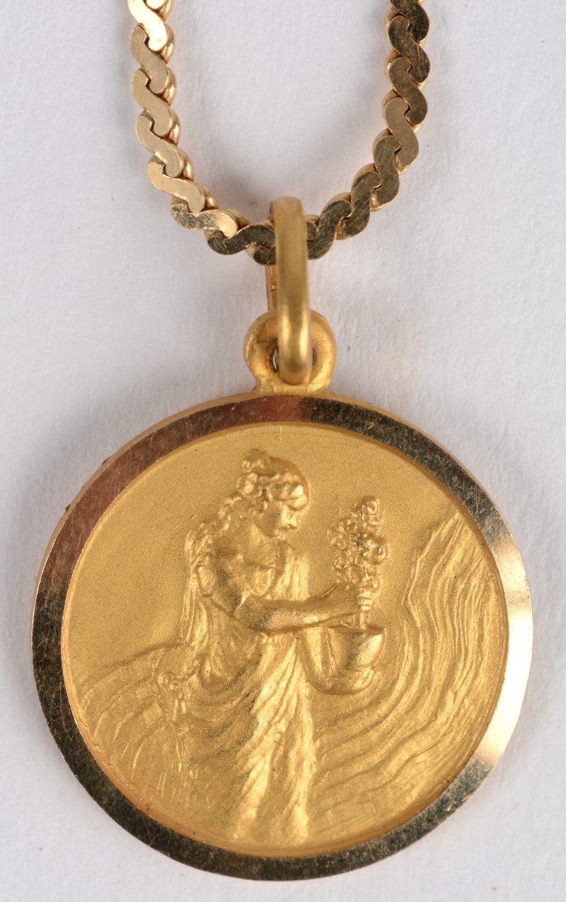 Een geelgouden ketting met medaillon 18 K. Met classicistische voorstelling.
