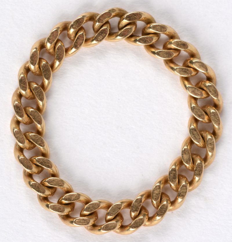 Een gevlochten ring van geel goud 18 K.