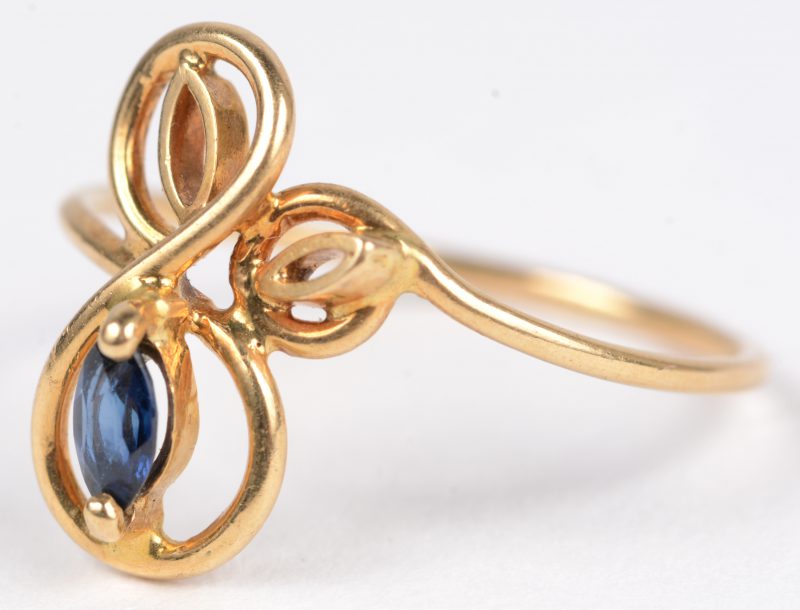 Een geelgouden ring 18 K met kleine blauwe saffier bezet.