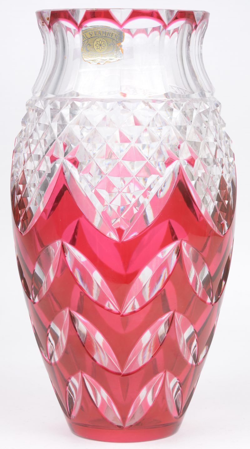 Een vaas van geslepen, rood gedubbeld kristal. gemerkt. Kleine randschilfer bovenaan.