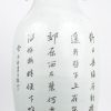 Een balustervaas van Chinees porselein met een meerkleurig decor van personages in een landschap en met tekst op de achterkant.
