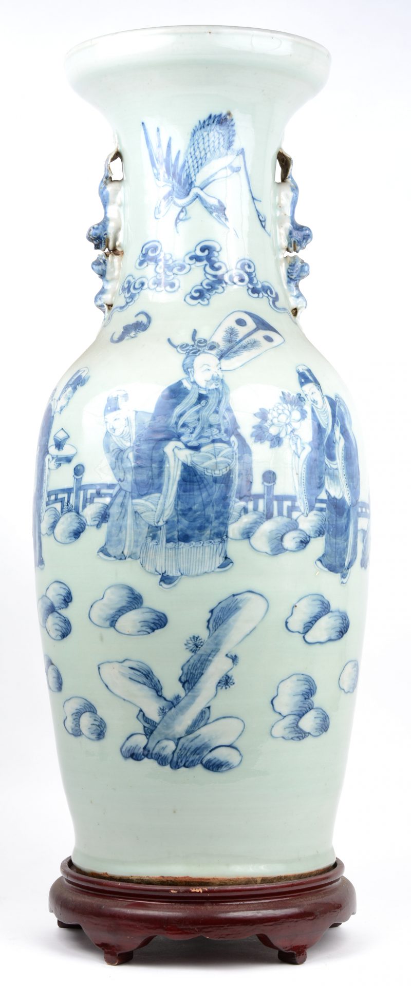 Een balustervaas van Chinees porselein met een blauw decor van wijzen.