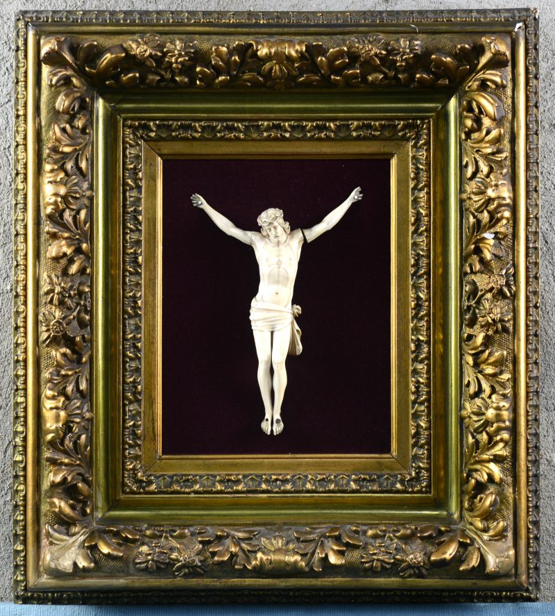 Een fijn gesculpteerde ivoren Christus in veguld kader. XIXe eeuw. Lichte schade aan de vingertjes.