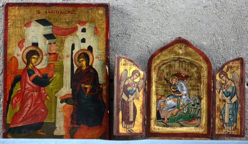 “Evangelistos, de boodschap aan Maria”. Een handgeschilderd icoon. Evenal een kleine triptiek met Sint-Joris en de Draak. Recent werk.