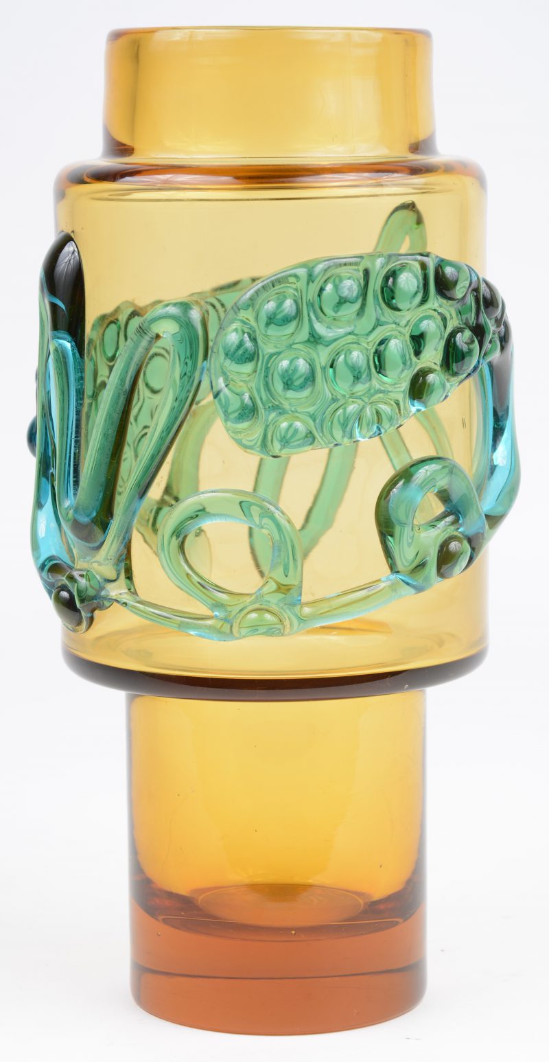 Een vaas van rookbruin Italiaans glas met een modernistisch blauw reliëfdecor.