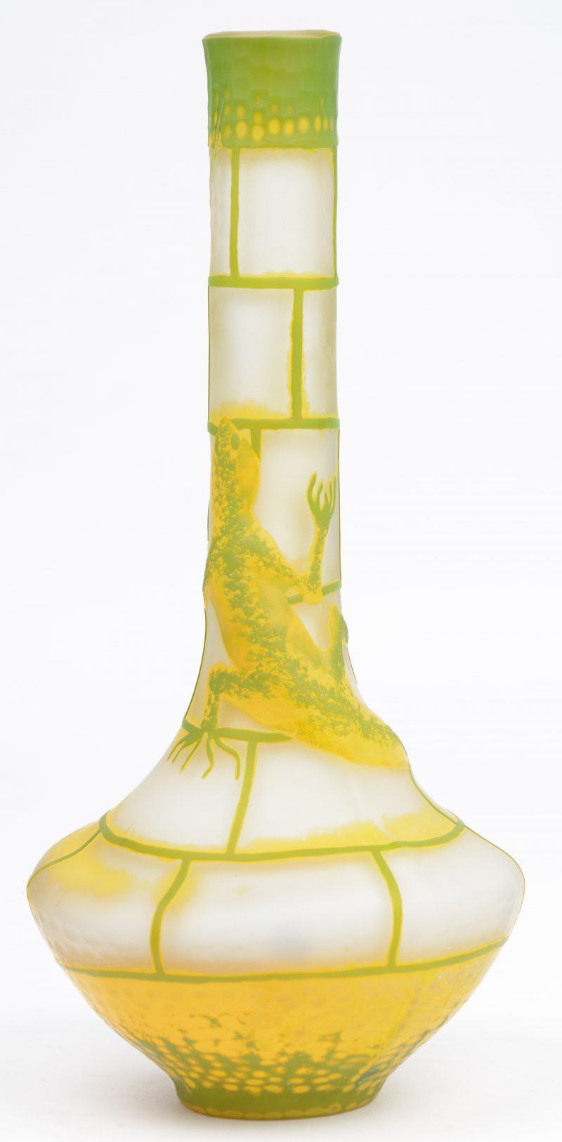 Een glaspasta vaas, versierd met een hagedis in reliëf. Gemerkt ‘Daum, Nancy’. Vermoedelijk kopie.