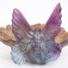 Een meerkleurig glazen ringenschaaltje, versierd met een vlinder. Onderaan gemerkt.