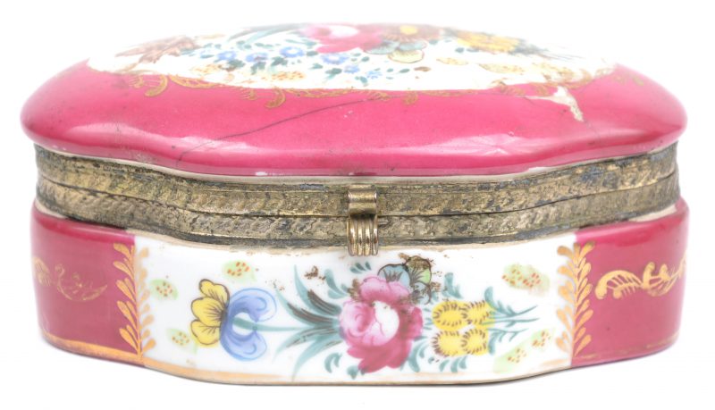 Ovale doos van Frans porselein met handgeschilder bloemendecor. Omstreeks 1900. Letsel aan het deksel