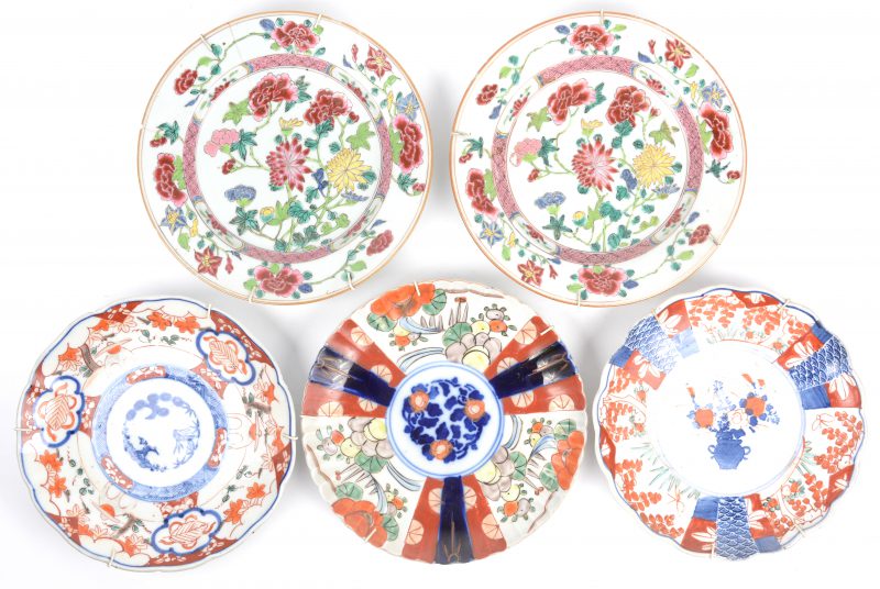 Drie Imari borden uit de XIXde eeuw en een paar famille rose borden, tijdperk Qinglong. Deze laatste met randschilfers en elk een haarscheur.