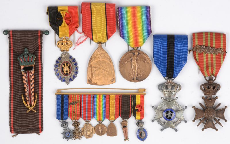 Een lot verschillende medailles van de Wereldoorlog 14 - 18. In originele doosjes.