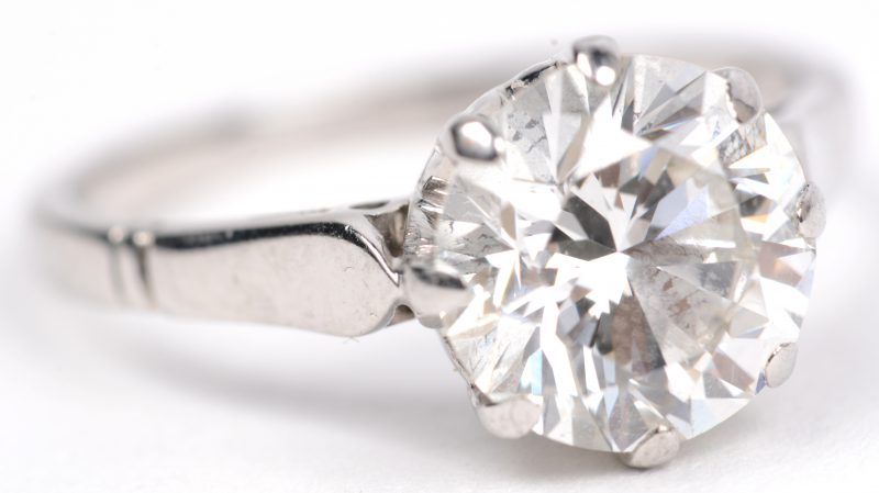 Een 18 K witgouden ring bezet met een diamant van +- 1,60 ct. F - G SI1.