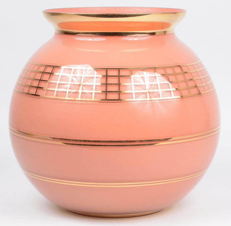Een bolle vaas van zalmroze Booms glas met vergulde versiering.