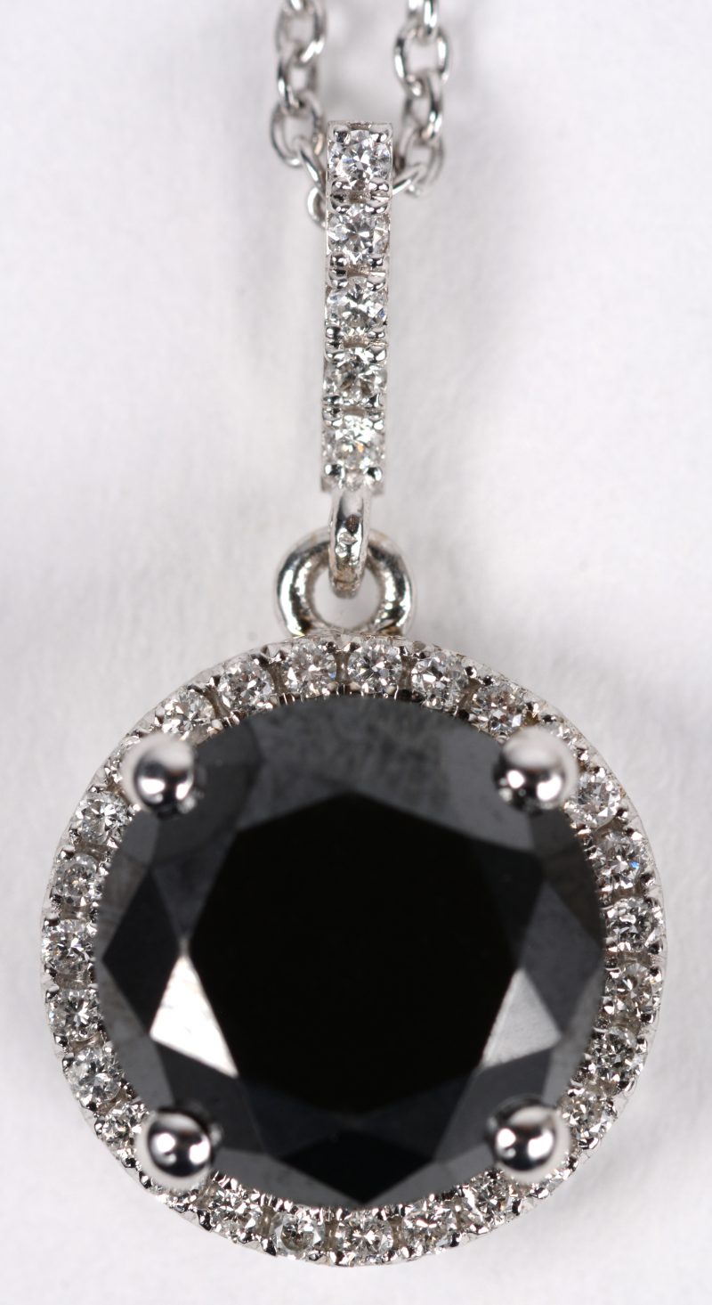 Een witgouden ketting met hanger 18 K bezet met een zwarte diamant van +- 2,33 ct. en briljanten met een gezamenlijk gewicht van +- 0,16 ct.
