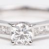 Een witgouden ring 18 K bezet met een centrale diamant van +- 0,41 ct. en briljanten met een gezamenlijk gewicht van +- 0,38 ct.