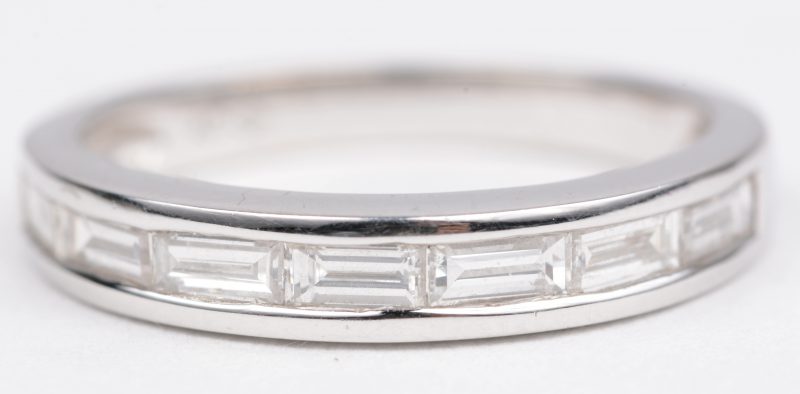 Een witgouden ring 18 K bezet met diamantbaguetten met een gezamenlijk gewicht van +- 0,70 ct.