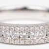 Twee witgouden ringen 18 K bezet met een centrale diamant van +- 0,82 ct. FSI1 en briljanten met een gezamenlijk gewicht van +- 1,24 ct.
