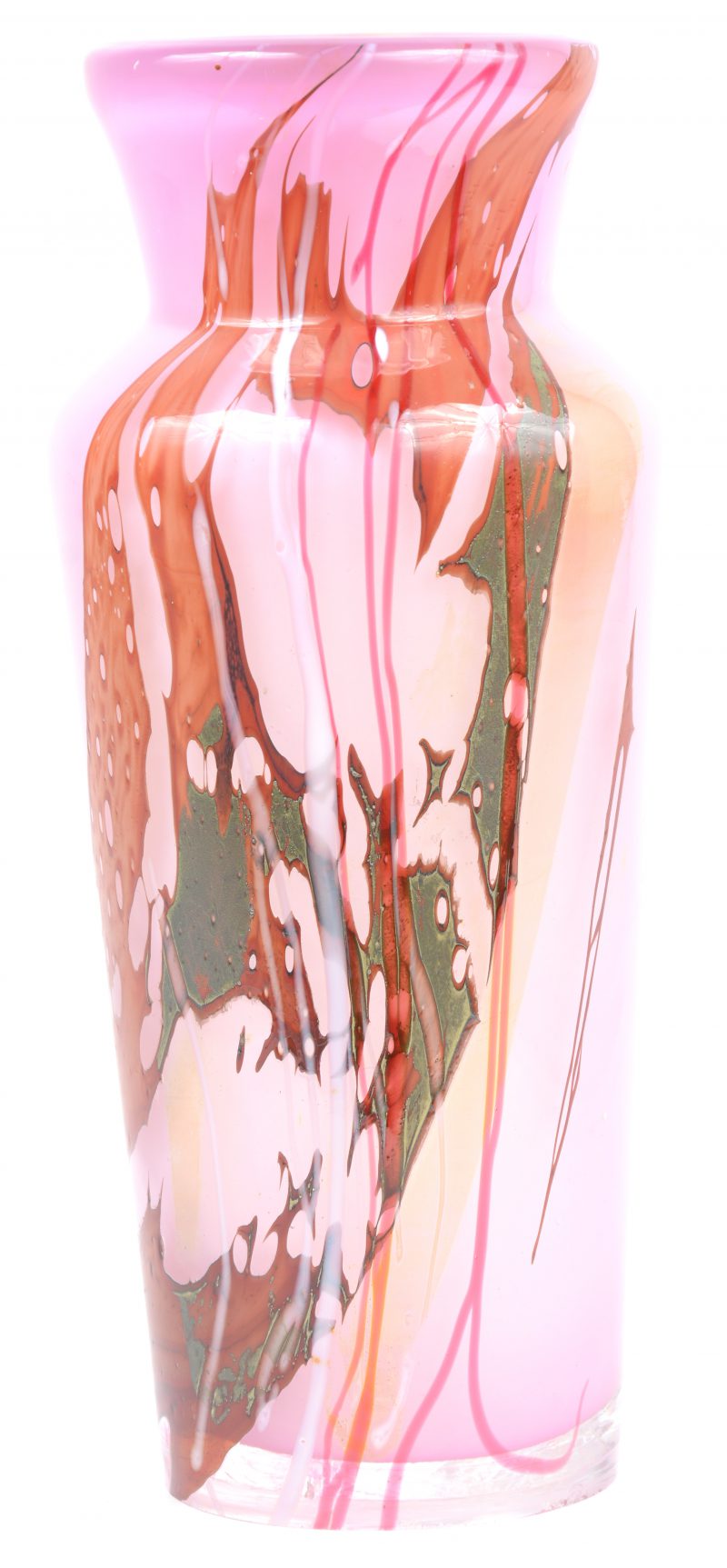 Een vaasje van roze kristal met meerkleurig decor. Onderaan gemerkt en genummerd ‘MS 113’. Gebruikssporen in de voet.