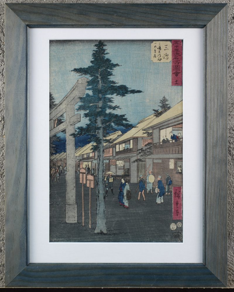 “Geanimeerd straatzicht”. Een gekleurde Japanse houtsnede. Gesigneerd en met stempel. Omstreeks 1860.