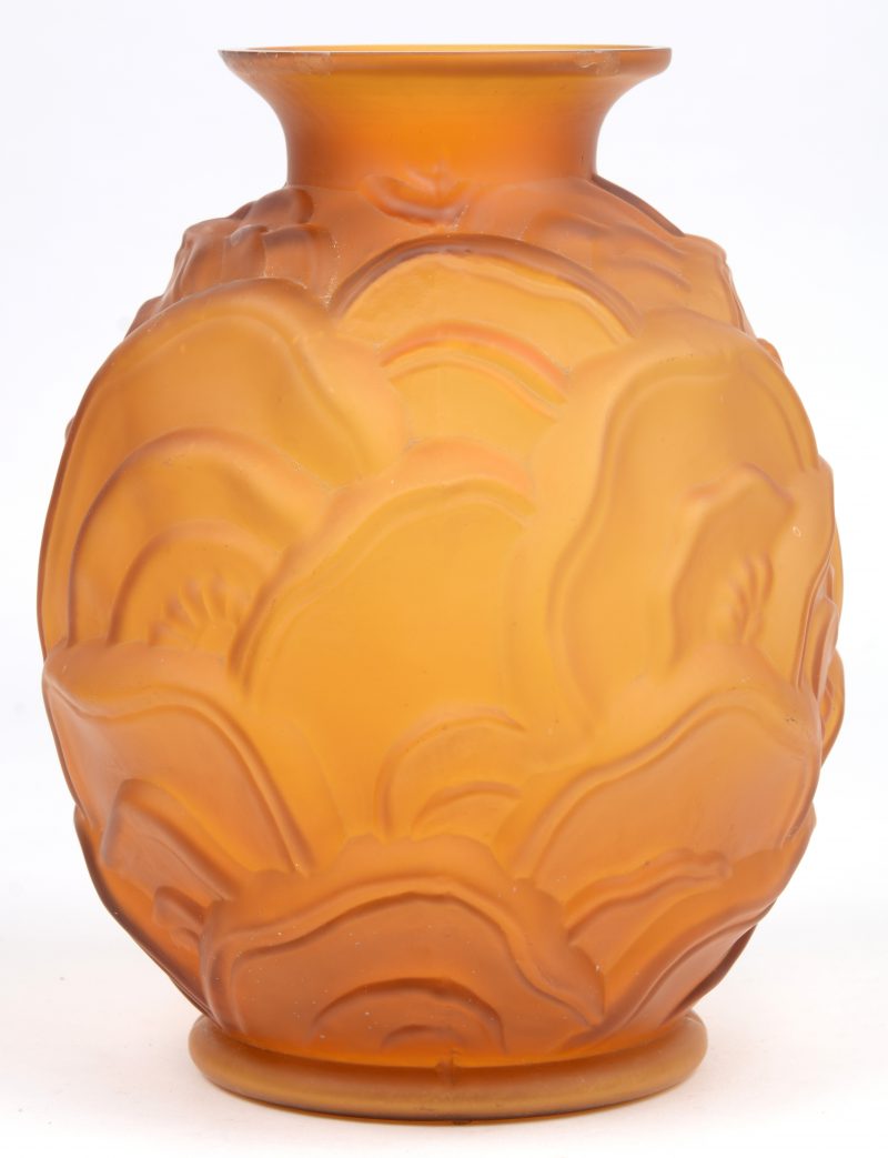 Een art deco vaas van gesatineerd amberkleurig glas.