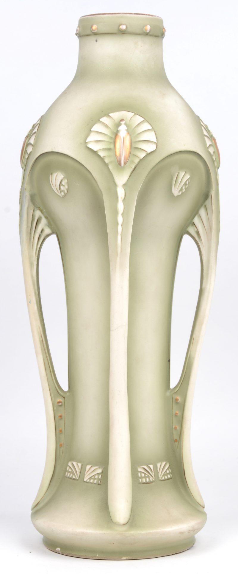 Een art nouveau vaas van meerkleurig aardewerk.