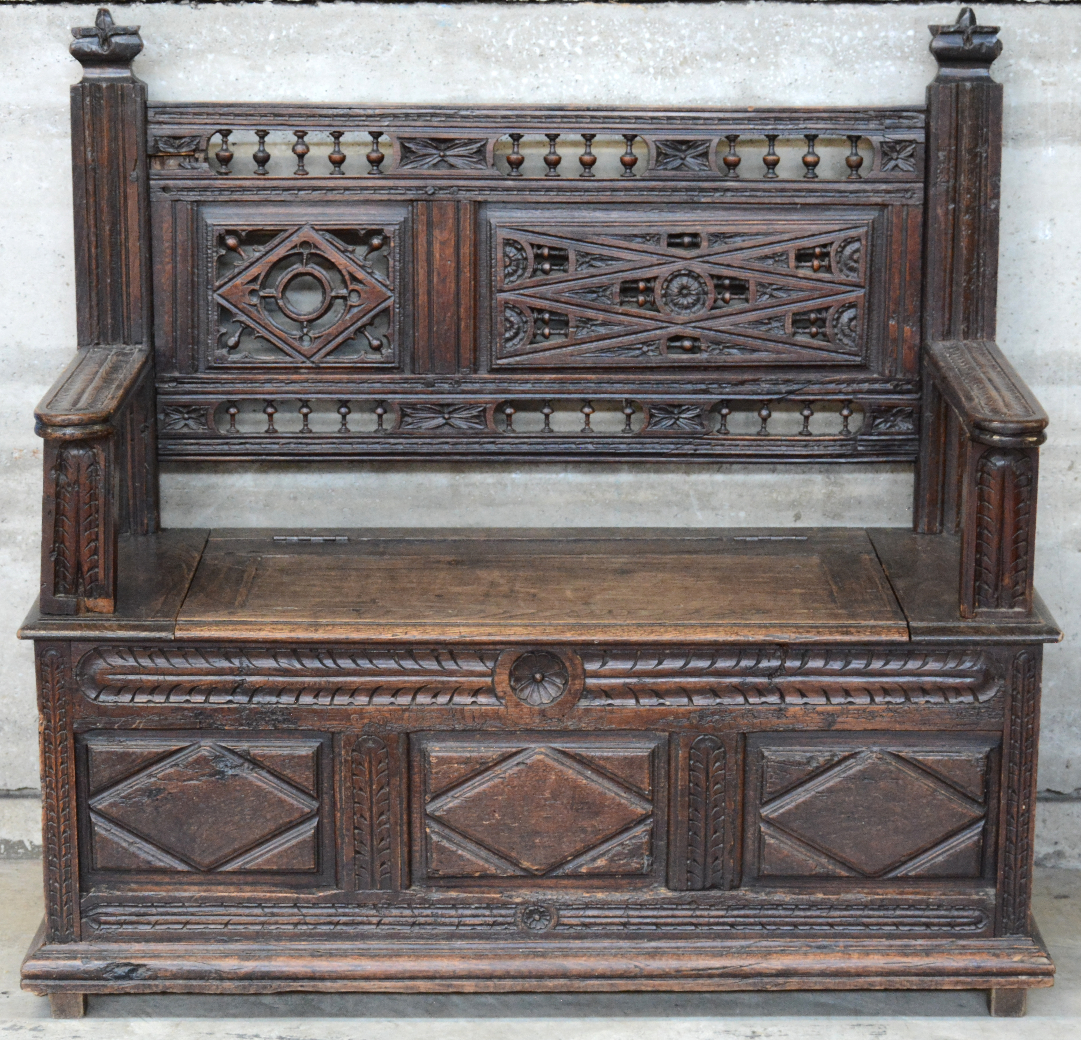 Een eikenhouten kofferbank met panelen en asymmetrisch rug. Vroeg XIXe eeuw. – Jordaens N.V. Veilinghuis