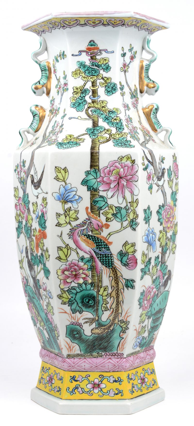 Een zeshoekige vaas van Chinees porselein met een decor van bloesems en vogels.