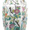 Een zeshoekige vaas van Chinees porselein met een decor van bloesems en vogels.