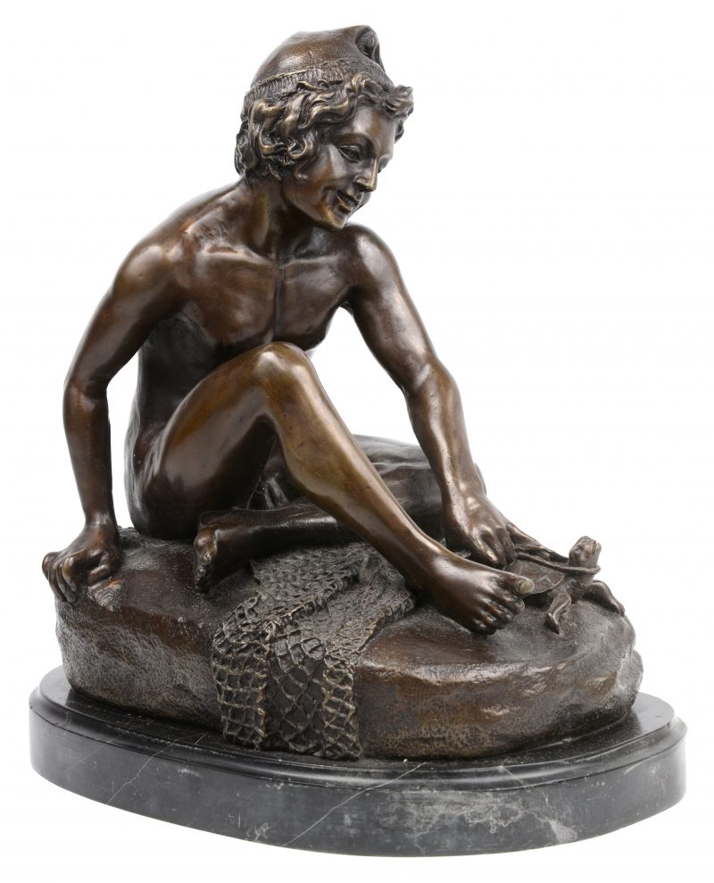 “Napolitaanse vissersjongen, spelend met een schildpad”. Een bronzen beeld op zwart marmeren sokkel naar een werk van François Rude.