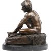 “Napolitaanse vissersjongen, spelend met een schildpad”. Een bronzen beeld op zwart marmeren sokkel naar een werk van François Rude.