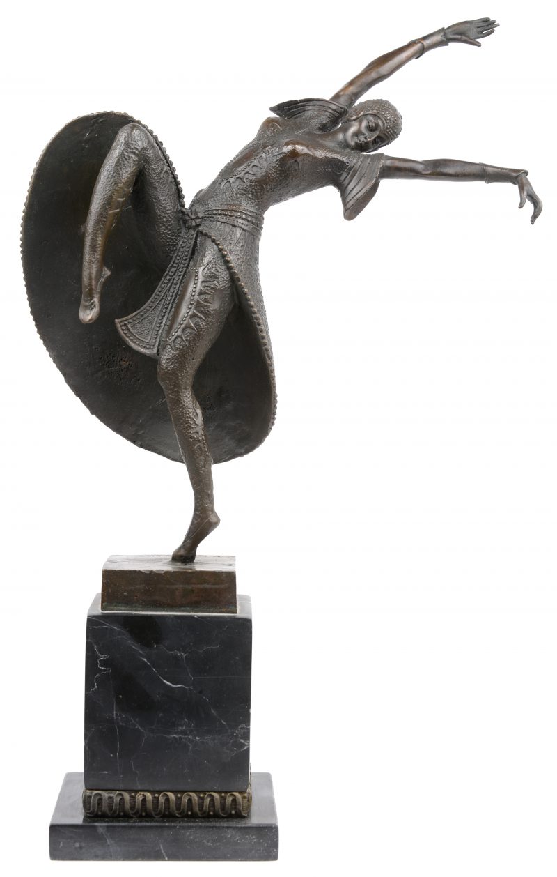“Danseres”. Een bronzen beeld op zwart marmeren sokkel naar een werk van Chiparus.