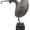 “Danseres”. Een bronzen beeld op zwart marmeren sokkel naar een werk van Chiparus.