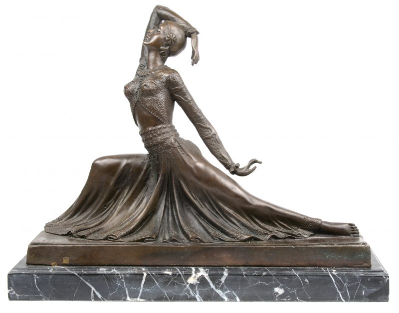“Danseres”. Een bronzen beeld op witgeaderd zwart marmeren sokkel naar een werk van Demeter Chiparus.