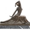 “Danseres”. Een bronzen beeld op witgeaderd zwart marmeren sokkel naar een werk van Demeter Chiparus.