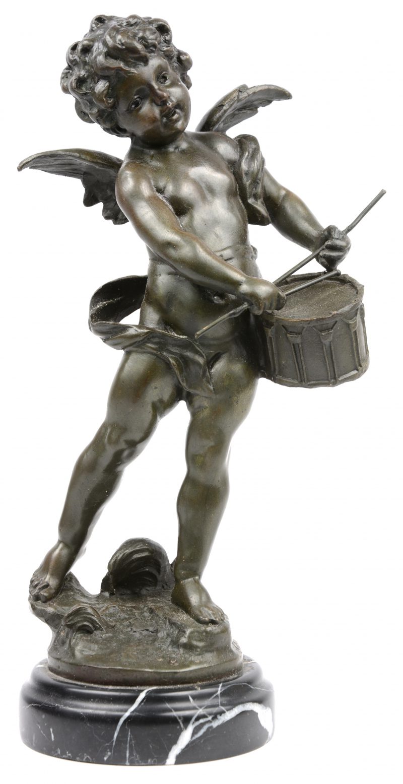 “Engel met trommel”. Een bronzen beeld op zwart marmeren sokkel naar een werk van Moreau.